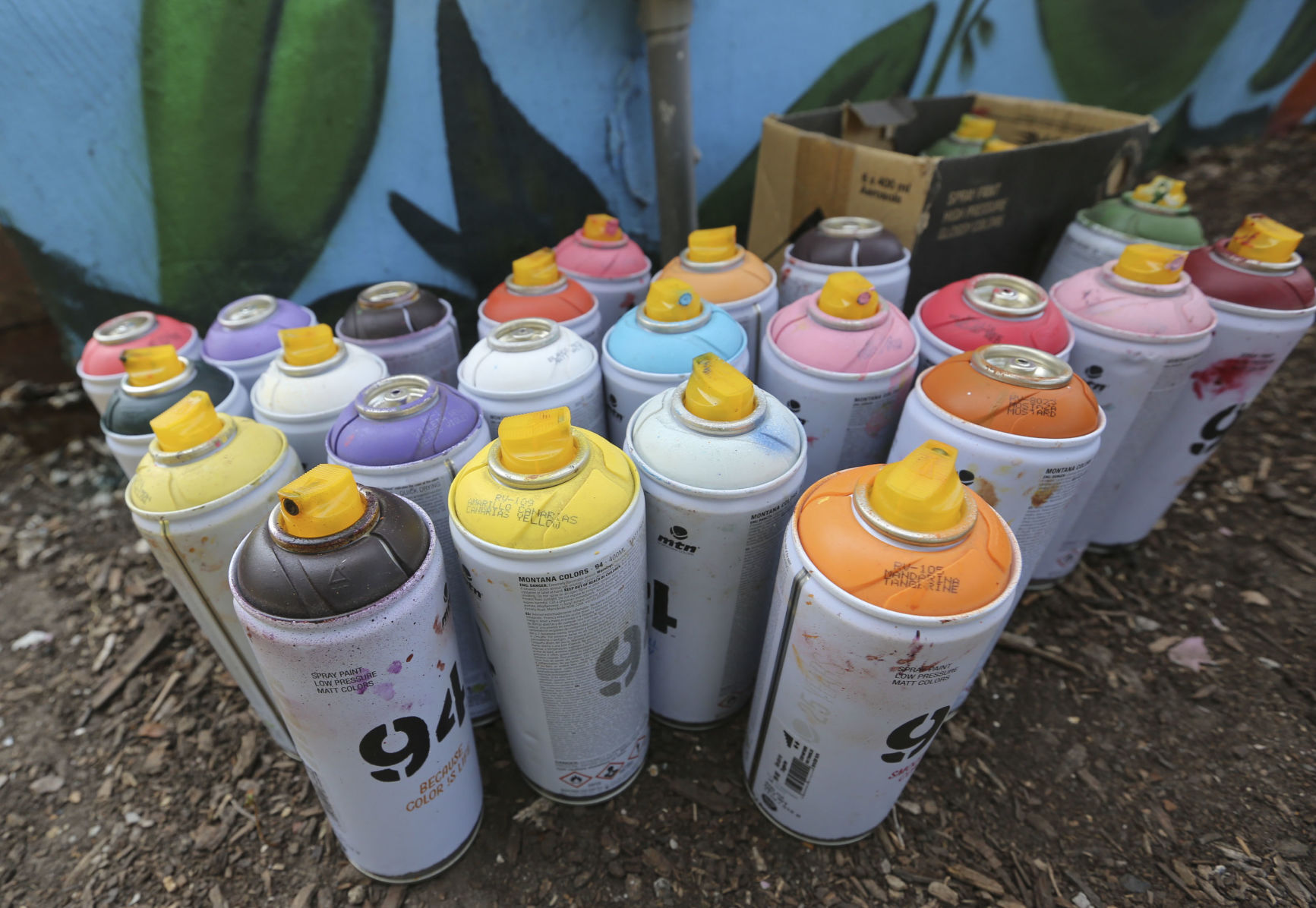 Artist Felix Maldonado paints mural